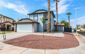 Exterior - Vegas Living Gorgeous Home with Pool Near The Strip (Las Vegas)