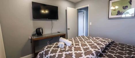 5 bedrooms, travel cot