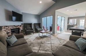 TV, fireplace - Vegas Living Gorgeous Home with Pool Near The Strip (Las Vegas)