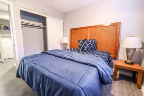 3 bedrooms, iron/ironing board, travel cot, WiFi - What you need A Hidden Gem in the Heart of Vegas! (Las Vegas)
