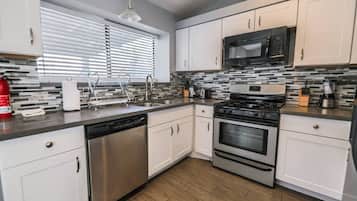 Kjøleskap, mikrobølgeovn, ovn og kokeplater