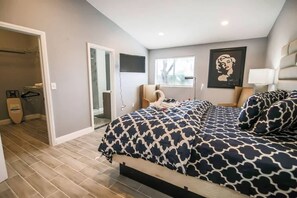 4 bedrooms, WiFi, bed sheets - Spacious, Stylish and Convenient (North Las Vegas)