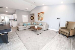 TV - Spacious, Stylish and Convenient (North Las Vegas)