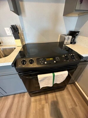 Cookware/dishes/utensils - Unit with comfort and joy (Las Vegas)