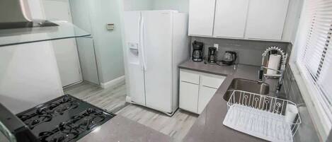 Réfrigérateur, four à micro-ondes, un four, surface de cuisson