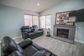 TV, fireplace, video games, books - Vegas Vibes Your Perfect Escape Come EnjoyItHere (Las Vegas)