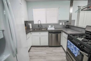 Fridge, microwave, oven, stovetop - Vegas Vibes Your Perfect Escape Come EnjoyItHere (Las Vegas)