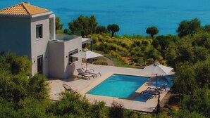 Una villa moderna con piscina, con vistas a la costa.
