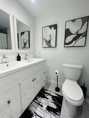 Sèche-cheveux, serviettes fournies, savon, shampoing