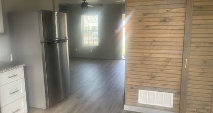 Cozy Cottage 
Cedar Hill 
Welcoming house with AC in charming Cedar Hill