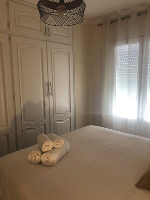 2 bedrooms, iron/ironing board, WiFi, bed sheets