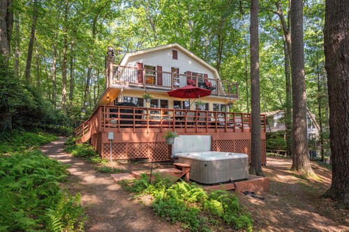 New! Charming Hideaway w/ Hot Tub, Fire Pit & Dock