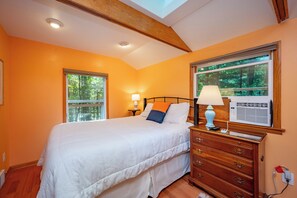 3 bedrooms, free WiFi, bed sheets - New! Charming Hideaway w/ Hot Tub, Fire Pit & Dock (Swanton)