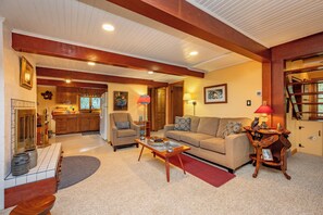 Smart TV, fireplace, DVD player