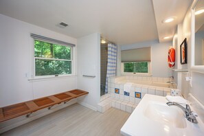 Een douche, handdoeken