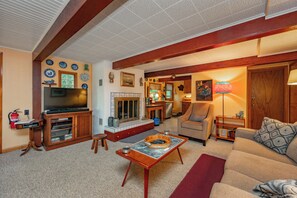 Smart TV, fireplace, DVD player - New! Charming Hideaway w/ Hot Tub, Fire Pit & Dock (Swanton)