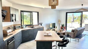 Frigorífico, microondas, horno y placa de cocina