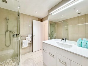 Shower, hair dryer, towels