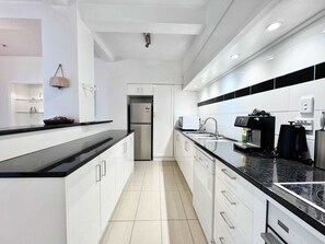 Een koelkast, een microgolfoven, een oven, een kookplaat