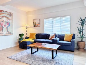 TV - Prime CBD Stay| 2BR Near University & Shopping (Auckland)