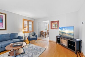 Fernseher, Kamin, Bücher