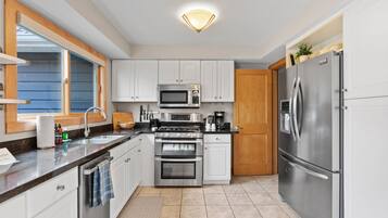 Coffee/tea maker, fridge, microwave, oven