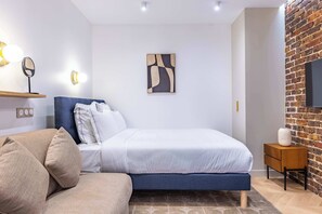 Iron/ironing board, travel cot, WiFi, bed sheets