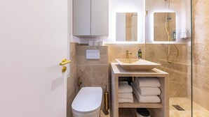 A modern bathroom with a toilet, sink, and shower. - Madeleine Opera - Very nice Studio in Paris (Paris)