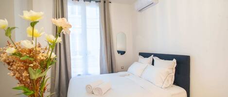 Desk, iron/ironing board, WiFi, bed sheets