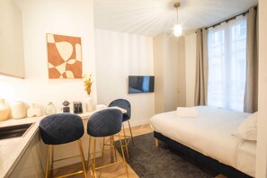Desk, iron/ironing board, WiFi, bed sheets