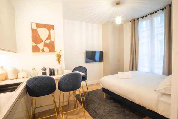 Iron/ironing board, travel cot, WiFi, bed sheets