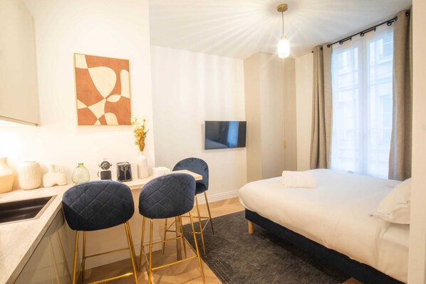 Skrivebord, strykejern/-brett, wi-fi og sengetøy