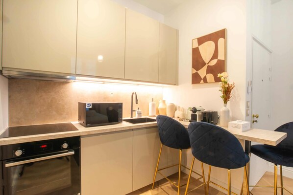 Fridge, microwave, oven, coffee/tea maker
