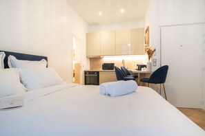 Desk, iron/ironing board, WiFi, bed sheets