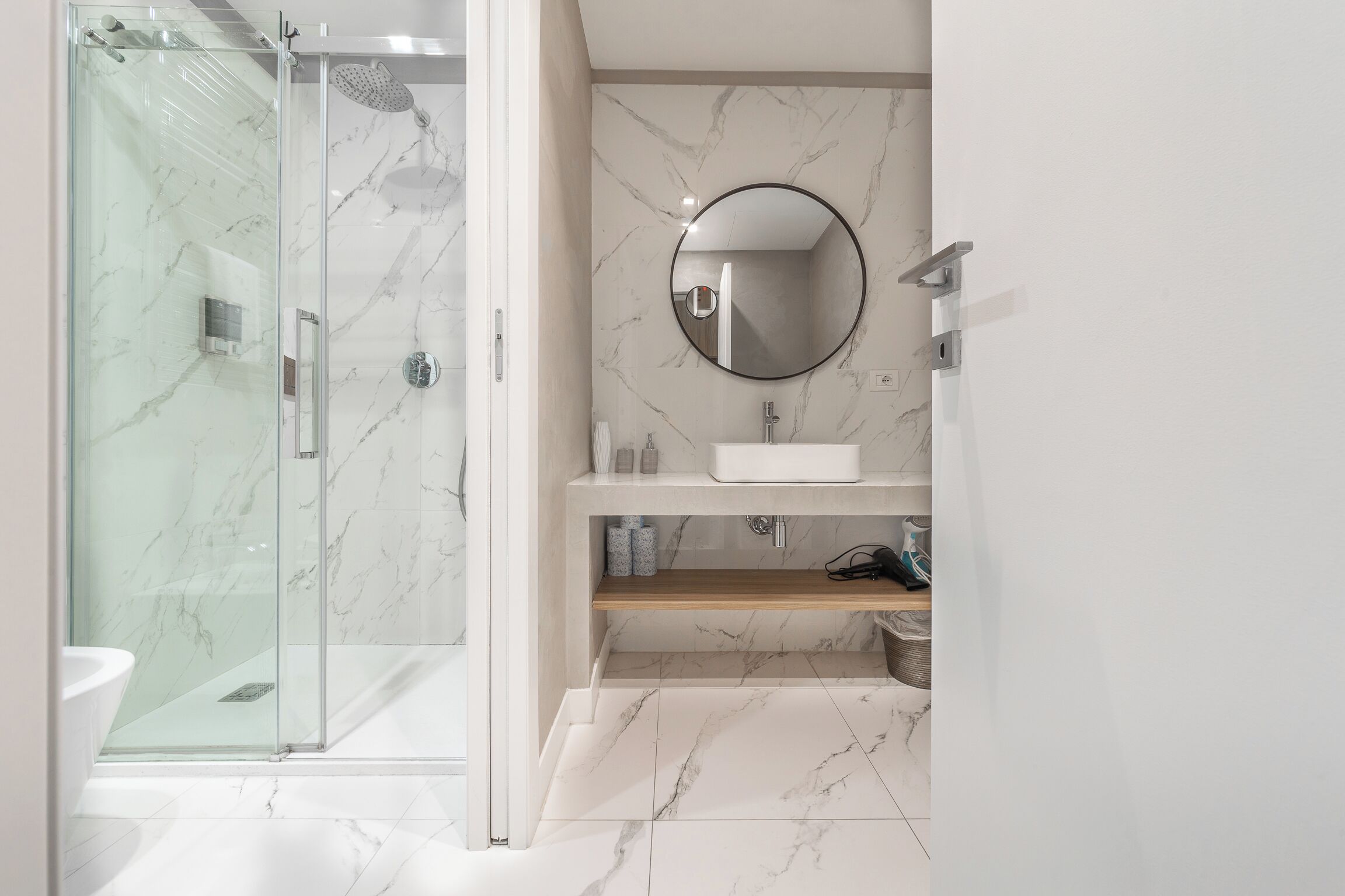 Douche, sèche-cheveux, bidet, serviettes fournies