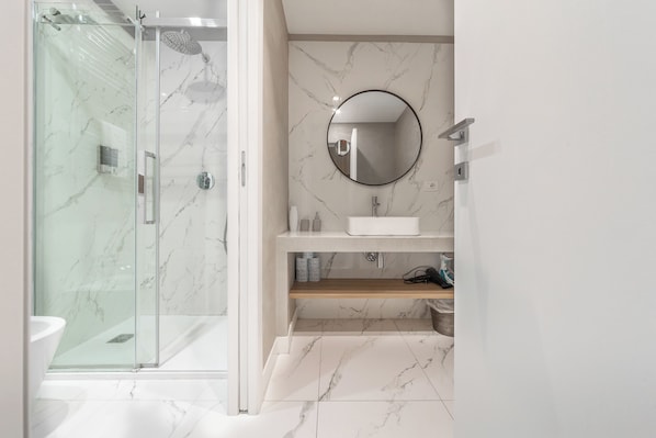 Douche, sèche-cheveux, bidet, serviettes fournies