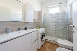 Apartemen, 2 kamar tidur, balkon, pemandangan kebun | Kamar mandi | Perlengkapan mandi gratis, pengering rambut, kloset, dan handuk