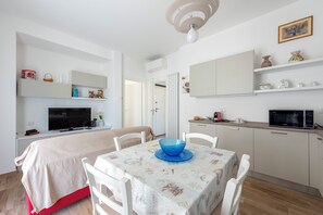 Apartment, 2 Bedrooms, Balcony, Garden View | Private kitchen | Fridge, microwave, oven, stovetop - La casa di Rosetta (Sestri Levante)