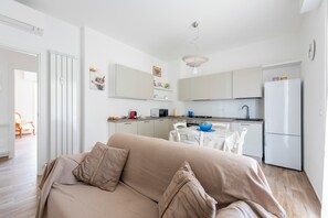 Apartment, 2 Bedrooms, Balcony, Garden View | Ruang tamu | 43 inci televisyen skrin rata dengan digital, TV 