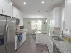 Geladeira, micro-ondas, cooktop, lava-louças