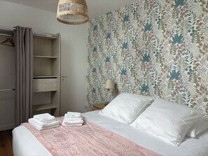 2 Schlafzimmer, Schreibtisch, Bügeleisen/Bügelbrett, Reisekinderbett