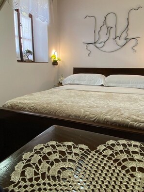 4 bedrooms, iron/ironing board, WiFi, bed sheets