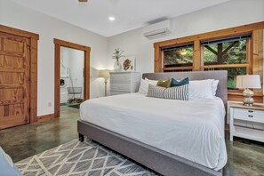 Signature House, 2 Bedrooms, Non Smoking, Patio | Individually decorated, individually furnished, iron/ironing board - Wandering Bear (Black Mountain)