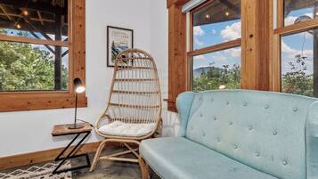 Signature House, 2 Bedrooms, Non Smoking, Patio | Individually decorated, individually furnished, iron/ironing board