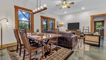 Signature House, 2 Bedrooms, Non Smoking, Patio | In-room dining