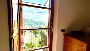 Habitación doble, balcón, vista al valle | Espacio para trabajar con laptop y wifi gratis
