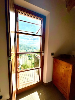Habitación doble, balcón, vistas al valle | Espacio para trabajar con un portátil y wifi gratis