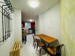 Condo phong cách cổ điển, 2 phòng ngủ | Bếp riêng | Ấm điện
