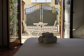 1 habitación, escritorio, tabla de planchar con plancha y cuna de viaje 