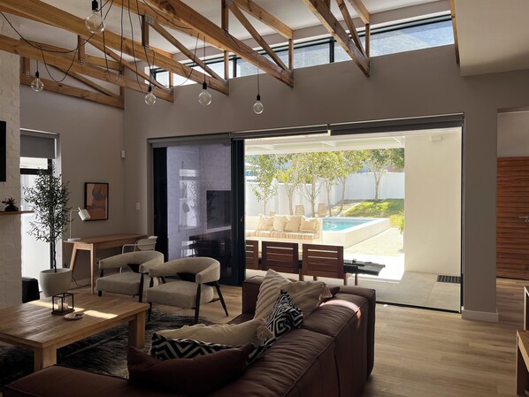 Living area - Bikini House - 3 Bedroomed luxury - With Pool (Hermanus)